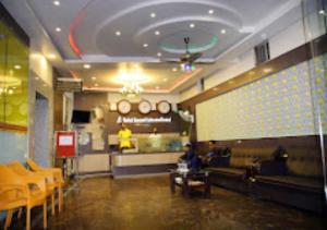 um restaurante com uma sala de espera com mesas e cadeiras em Hotel Anand International Bihar em Samastīpur