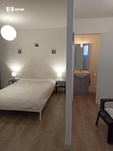 um quarto com uma cama e piso em azulejo em Studio Quiétude em Saint-Aygulf