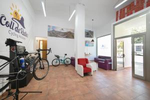 een lobby met een fiets en een stoel en een kamer bij Homeincalpe Apolo XVI 2-11-52 in Calpe