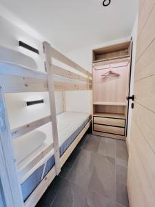 מיטה או מיטות קומותיים בחדר ב-Appartement 4 personnes pistes