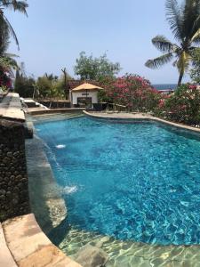 בריכת השחייה שנמצאת ב-Lombok Coconut Hotel או באזור