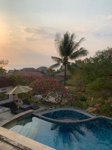 Bazén v ubytování Lombok Coconut Hotel nebo v jeho okolí
