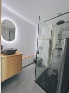 La salle de bains est pourvue d'un lavabo et d'un miroir. dans l'établissement Appartement 4 personnes pistes, à Combloux