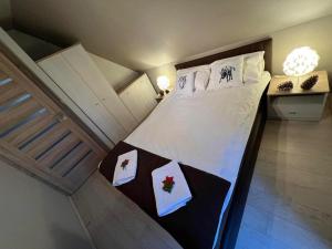 une chambre avec un grand lit avec des oreillers dessus dans l'établissement BIESZCZADZKI RAJ Komfortowe domy z kominkami i Sauną na obiekcie, à Olchowiec