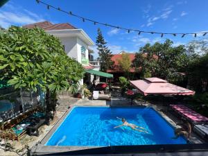 Bazén v ubytování Serendipity Experience Hoi An Hostel nebo v jeho okolí