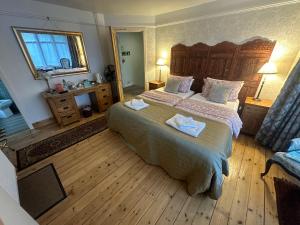 ケンブリッジにあるCambridge Bed & Breakfastのベッド2台と鏡が備わるホテルルームです。
