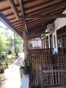porche con techo de madera y valla en Creative Homestay, en Gili Trawangan