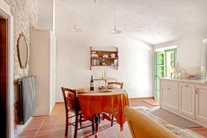 Cucina o angolo cottura di Podere La Gualda Vecchia alloggi di charme immersi nel Giardino Emozionale outdoor SPA