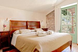 Letto o letti in una camera di Podere La Gualda Vecchia alloggi di charme immersi nel Giardino Emozionale outdoor SPA