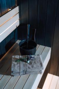 ein schwarzer Topf auf einem Holztisch in der Unterkunft Sniegi Apartments with sauna in Madona