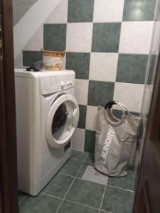 lavadero con lavadora y bolsa en La Randoulino, en Pomaretto