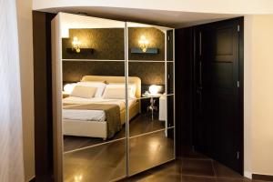 Schlafzimmer mit einem Bett in einem Glasschrank in der Unterkunft Villa Lidia in Balestrate