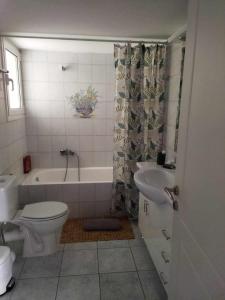 スパタにあるAirport city center 3のトイレ、浴槽、洗面台を備えたバスルーム