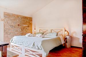 Letto o letti in una camera di Podere La Gualda Vecchia alloggi di charme immersi nel Giardino Emozionale outdoor SPA