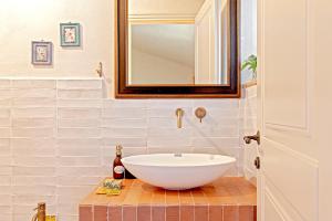 Bagno di Podere La Gualda Vecchia alloggi di charme immersi nel Giardino Emozionale outdoor SPA