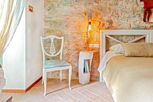 Letto o letti in una camera di Podere La Gualda Vecchia alloggi di charme immersi nel Giardino Emozionale outdoor SPA