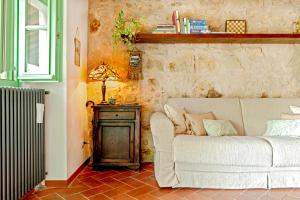 Area soggiorno di Podere La Gualda Vecchia alloggi di charme immersi nel Giardino Emozionale outdoor SPA