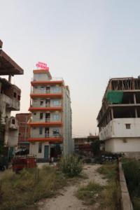 a tall building in the middle of a city at Hotel Friends Inn ,Jakariyapur in Gulzārbāgh