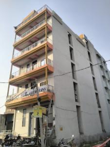 um edifício alto com bicicletas estacionadas em frente em Hotel Friends Inn ,Jakariyapur em Gulzārbāgh