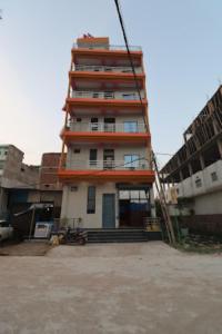 um edifício alto com muitas varandas em Hotel Friends Inn ,Jakariyapur em Gulzārbāgh