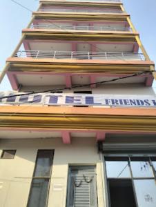 um edifício alto com uma varanda em cima em Hotel Friends Inn ,Jakariyapur em Gulzārbāgh