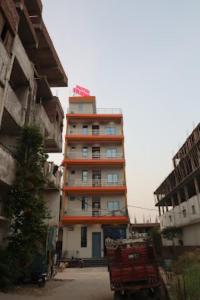 a tall building in the middle of a street at Hotel Friends Inn ,Jakariyapur in Gulzārbāgh