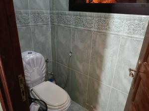 baño con aseo blanco en una habitación en Villa à la décoration marocaine en Rabat