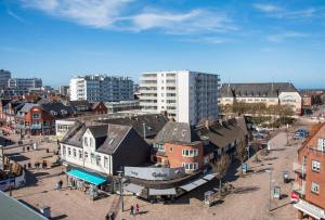 an overhead view of a city with buildings and a street at Exklusive Wohnung im Herzen Westerlands in Westerland