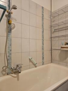 y baño con bañera y ducha. en Helle Wohnung mit sonnigem Ausblick, in zentraler Lage 135 qm, 4 Zimmer Wohnung, en Oldenburg