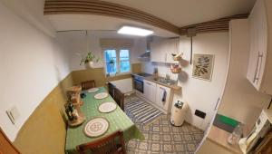 an overhead view of a kitchen with a table and chairs at Eufi33 in Hünfelden