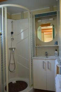 baño blanco con ducha y lavamanos en Bungalows, Camping Vega de Francia, en Sotoserrano