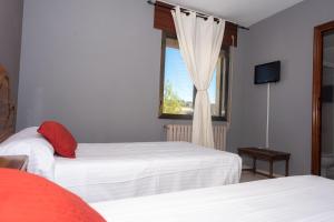 Postel nebo postele na pokoji v ubytování Hostal Venta de Valcorba + 8 fotografií