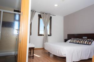 Postel nebo postele na pokoji v ubytování Hostal Venta de Valcorba