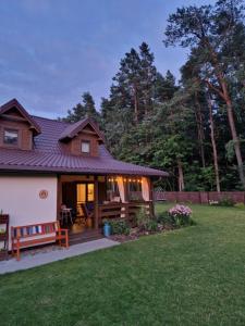 une maison avec une terrasse couverte et une cour dans l'établissement Łap Las Pelnik, à Pelnik
