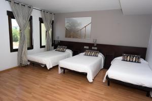 Postel nebo postele na pokoji v ubytování Hostal Venta de Valcorba