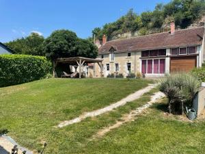 un cortile di una casa con un prato di La maison des caves a Châteauvieux