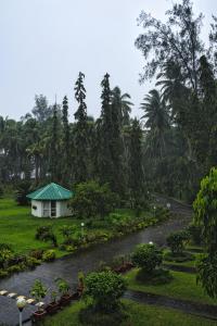 een huis midden in een tuin bij Peerless Resort Port Blair in Shādipur
