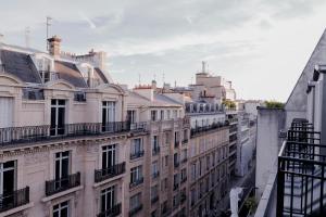 パリにあるLuxury apartment Elysées Parisの建物のバルコニーからの眺め