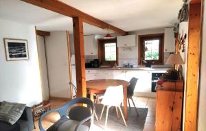 Η κουζίνα ή μικρή κουζίνα στο "CHALET LES ARAVIS" chalet et Appartements