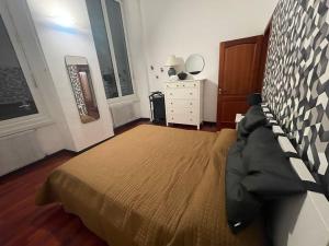 - une chambre avec un lit, une commode et une fenêtre dans l'établissement Appartamento “Il Grifone”, à Gênes
