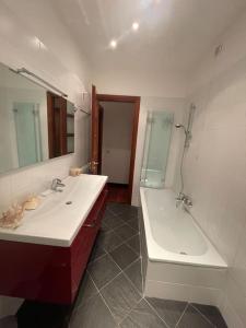 La salle de bains est pourvue d'une baignoire, d'un lavabo et d'une baignoire. dans l'établissement Appartamento “Il Grifone”, à Gênes