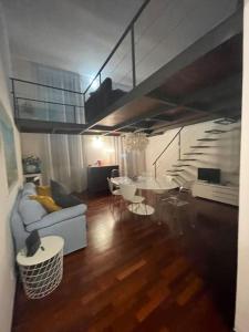 - un salon avec un canapé et un escalier dans l'établissement Appartamento “Il Grifone”, à Gênes