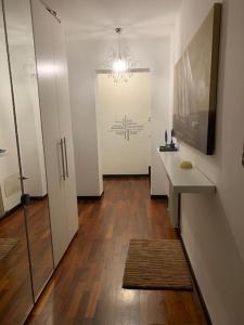 Cette chambre dispose d'un couloir avec une table et un miroir. dans l'établissement Appartamento “Il Grifone”, à Gênes