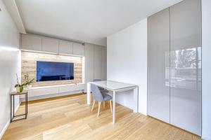 a white dining room with a table and a window at Superbe 2 pièces 52 m2 refait à neuf Boulogne Nord - Superb brand new 1 bedroom appartement North of Boulogne in Boulogne-Billancourt