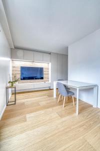 a dining room with a table and a window at Superbe 2 pièces 52 m2 refait à neuf Boulogne Nord - Superb brand new 1 bedroom appartement North of Boulogne in Boulogne-Billancourt