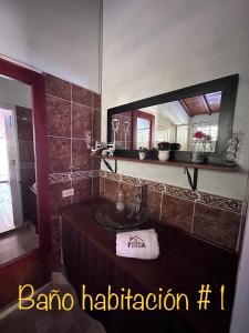 y baño con lavabo y espejo. en EL PARAISO G - FINCA HOTEL LGBT - ADULTS ONLY en San Vicente