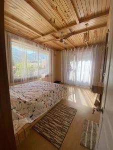 ビムタルにあるAatman Peaceful getaway with amazing viewのベッドルーム1室(ベッド1台、大きな窓付)