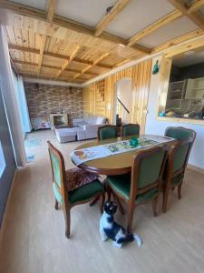ビムタルにあるAatman Peaceful getaway with amazing viewのリビングルーム付きの客室で、テーブルと椅子が備わります。
