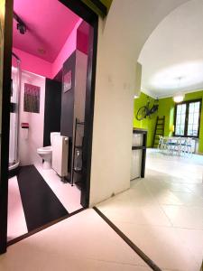 クラクフにあるOld Cracow Styleのピンクと緑の壁のバスルームが備わる客室です。