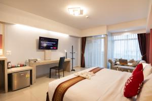 TV a/nebo společenská místnost v ubytování Tubtim Siam Suvarnabhumi Hotel